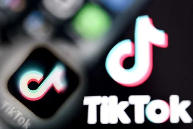 Logotipo do TikTok exibido em tela de smartphone