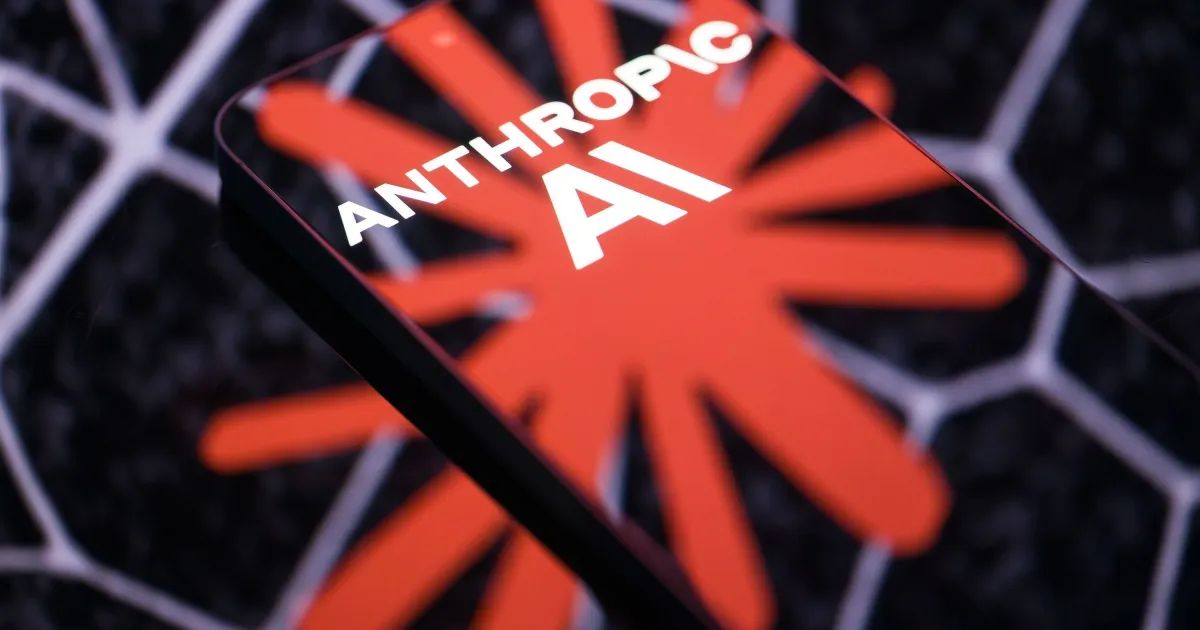 Logotipos da Anthropic e da Accenture em fachada de prédio corporativo