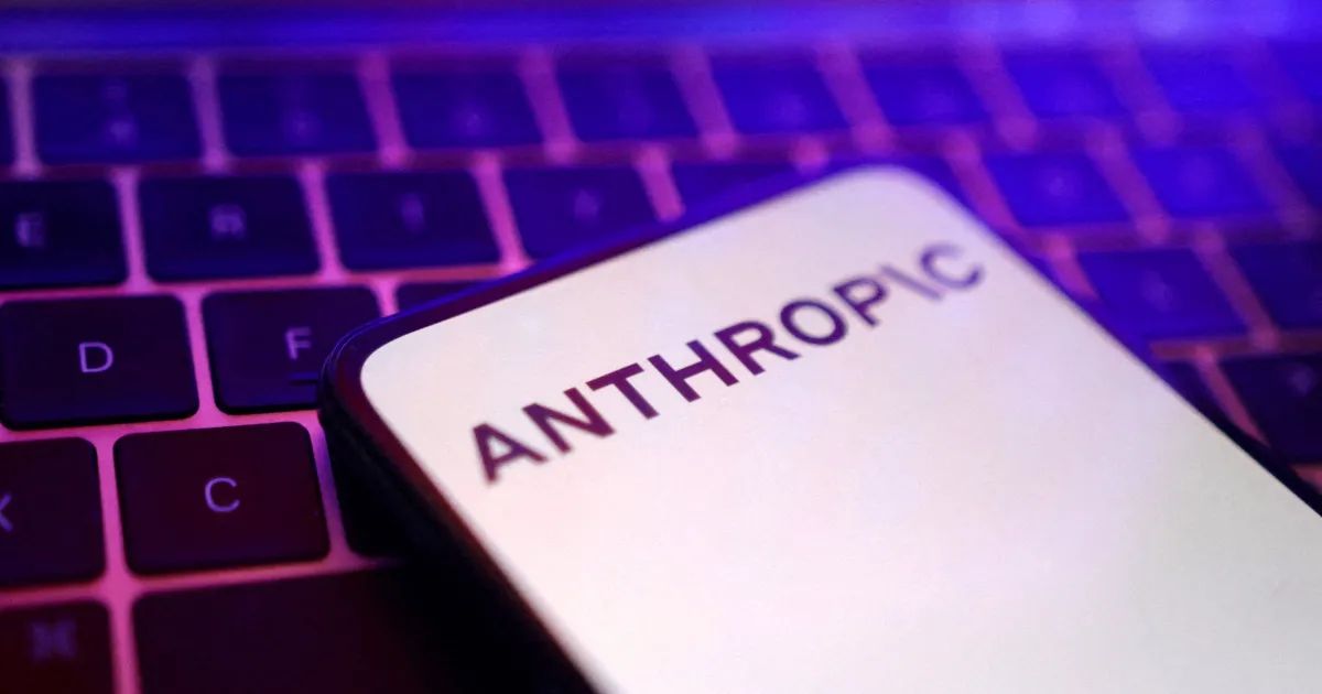 Braço robótico manuseando amostras em bancada de laboratório automatizado