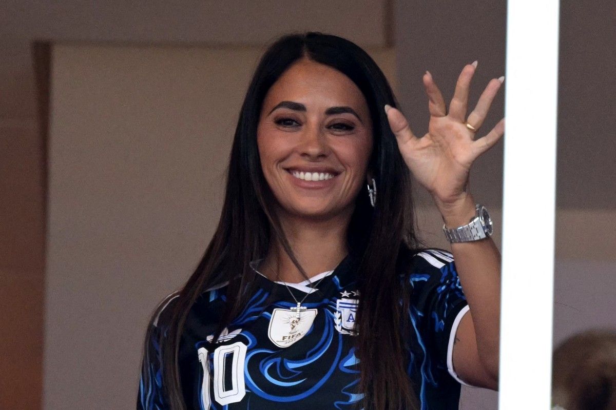 Antonela Roccuzzo na arquibancada com a camisa 10 da Argentina