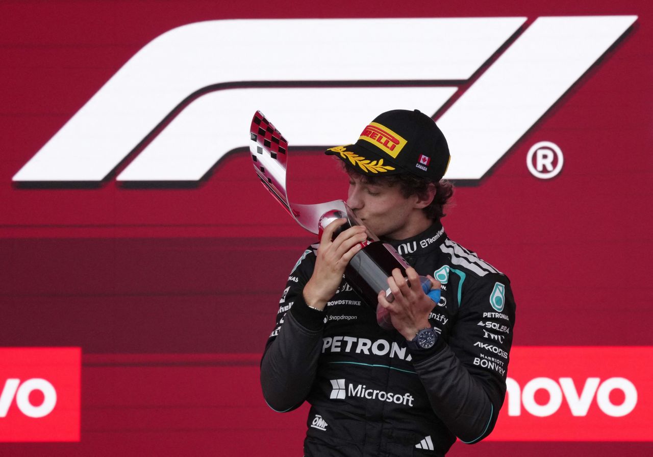 Antonelli celebrando no pódio do GP do Canadá
