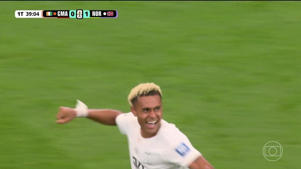 Antonio Nusa comemora o gol pela Noruega