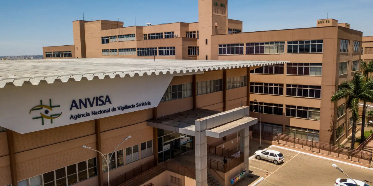 Frascos de canetas emagrecedoras sobre mesa