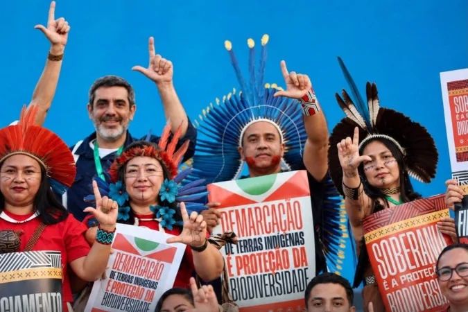 Eleitores indígenas em deslocamento fluvial