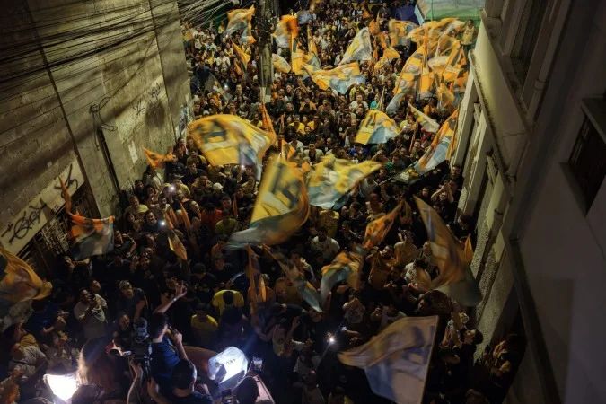 Apoiadores de Renan Santos protestam na Escadaria Maria Ortiz, Vitória