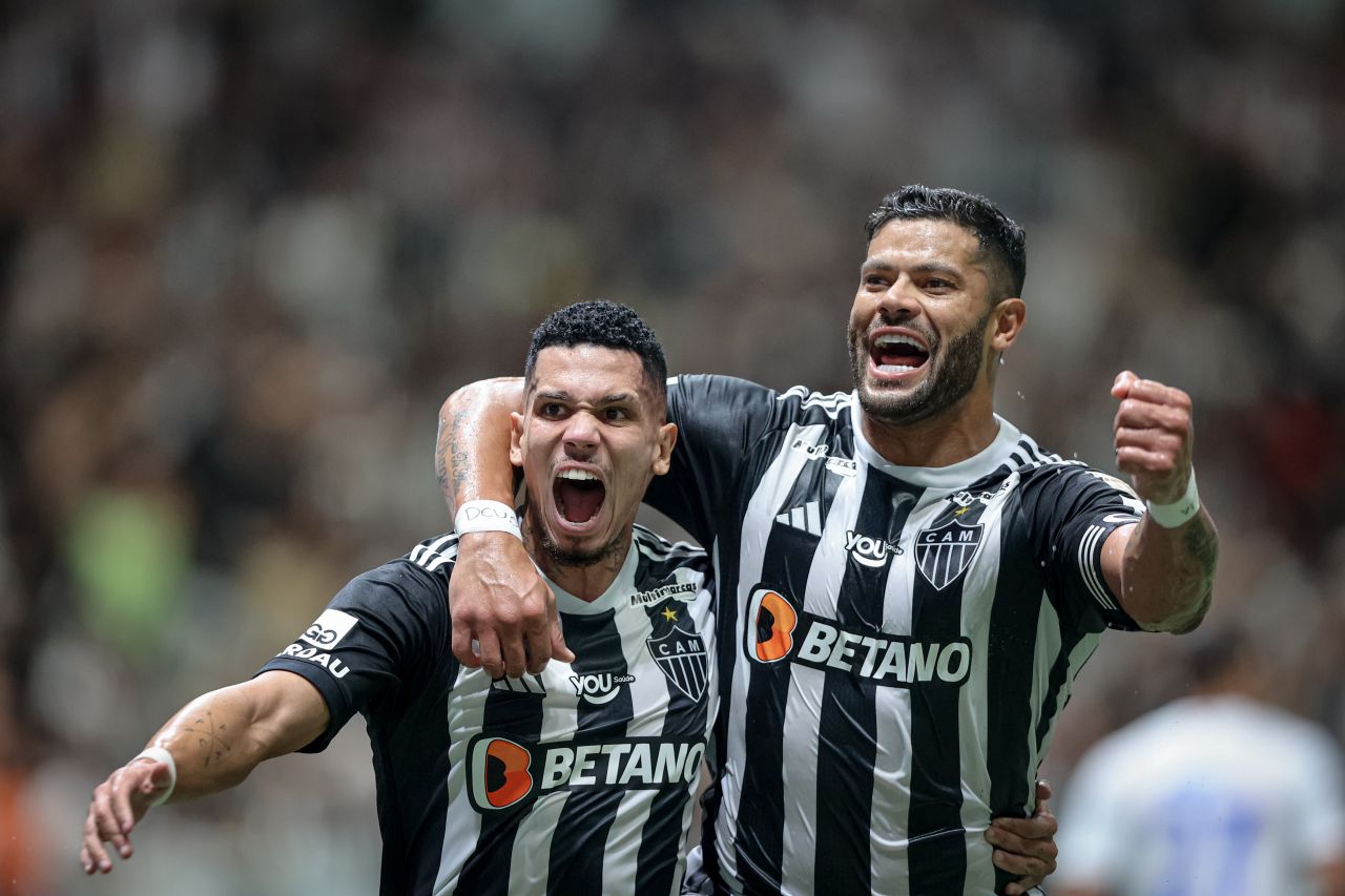 Hulk e Paulinho comemorando em campo pelo Atlético-MG