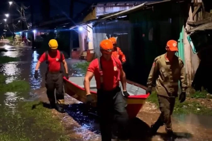 Rua alagada em Belém após fortes chuvas