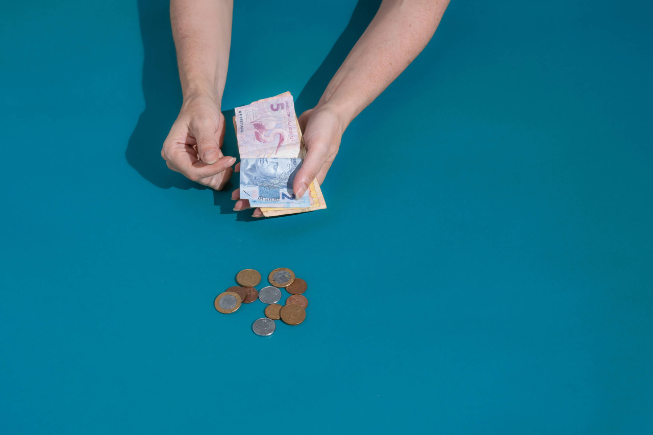 Idoso com carteira e boletos