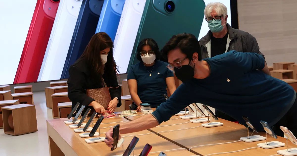 Linha de produção em instalação industrial com logo da Apple
