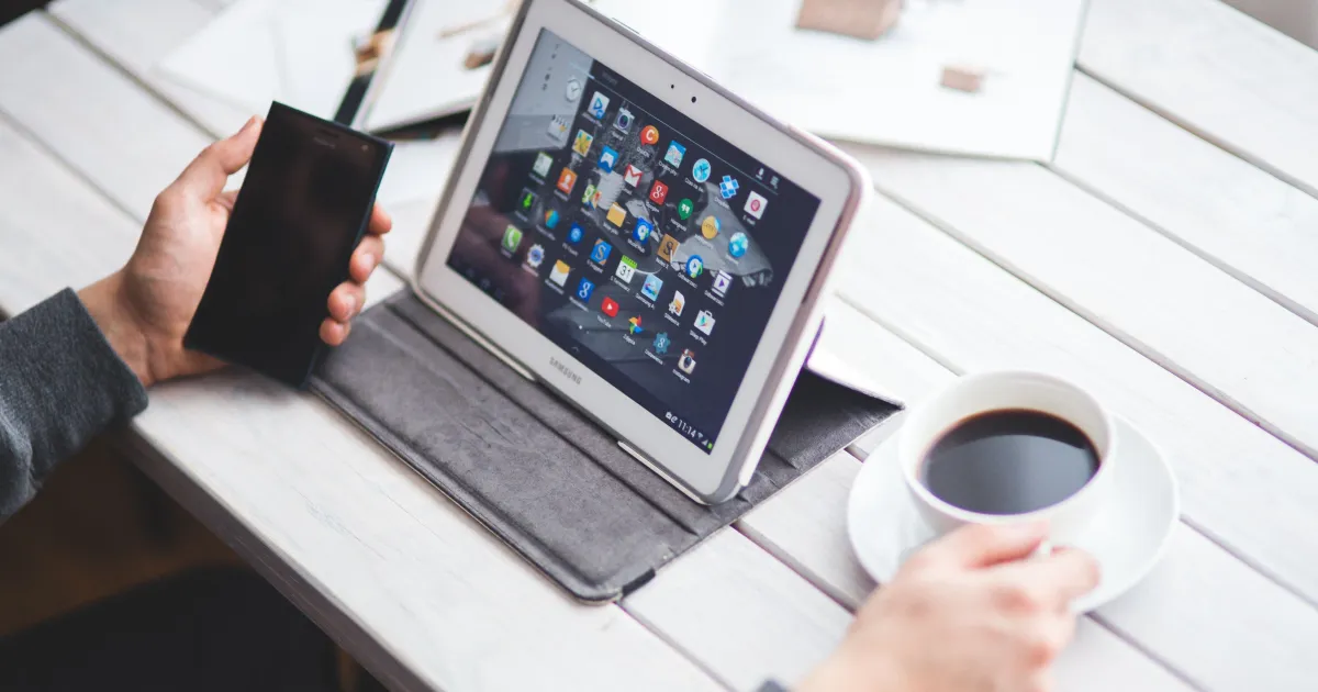 tela de app de investimentos em smartphone