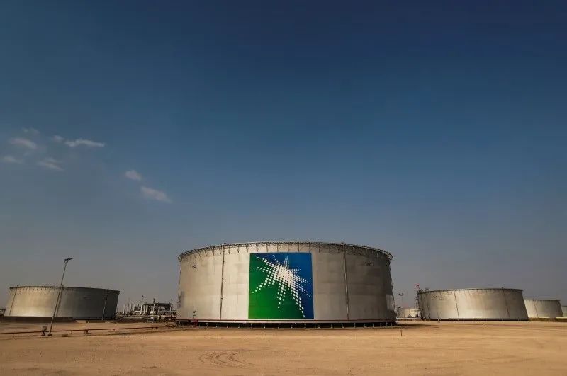 Tanques de armazenamento de petróleo ao entardecer