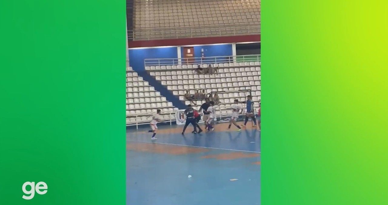 Árbitro cercado por agressores na Arena Amadeu Teixeira