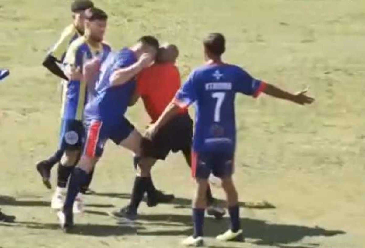 Cena da agressão ao árbitro durante partida em Itapetininga