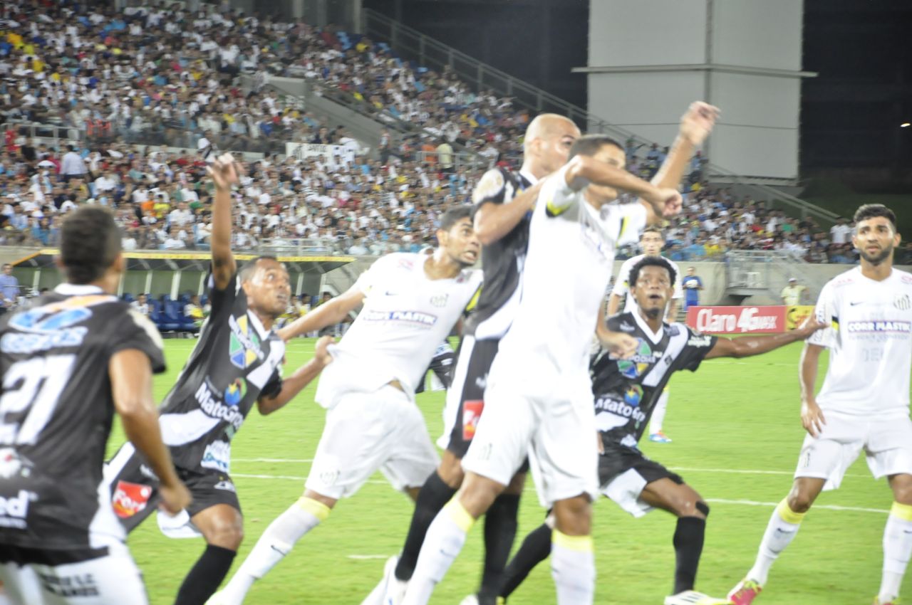Arena Pantanal iluminada durante partida de futebol