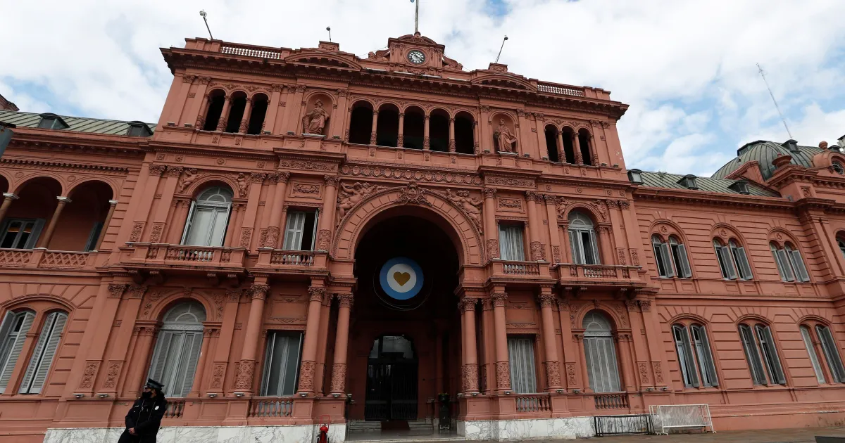 Sede do FMI com bandeira da Argentina