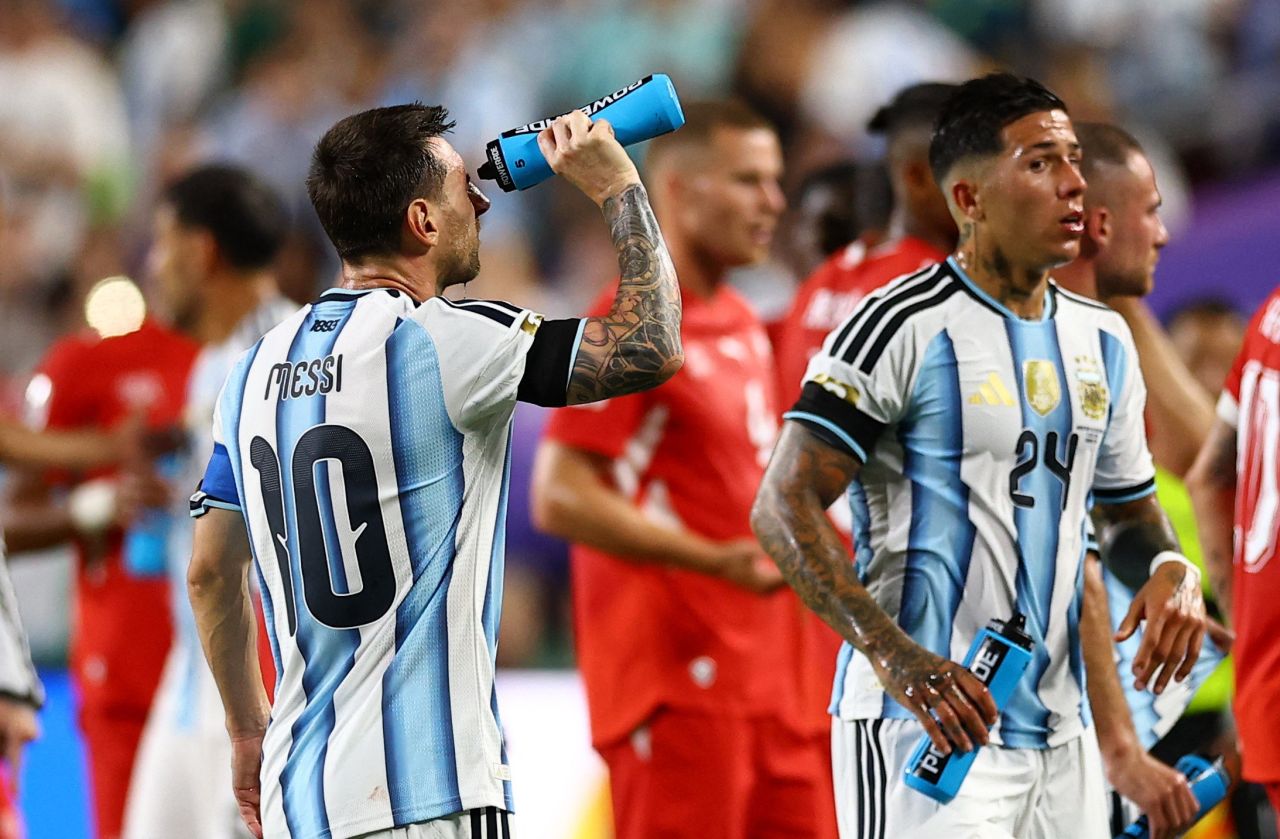 Messi e companheiros comemoram classificação, visível cansaço