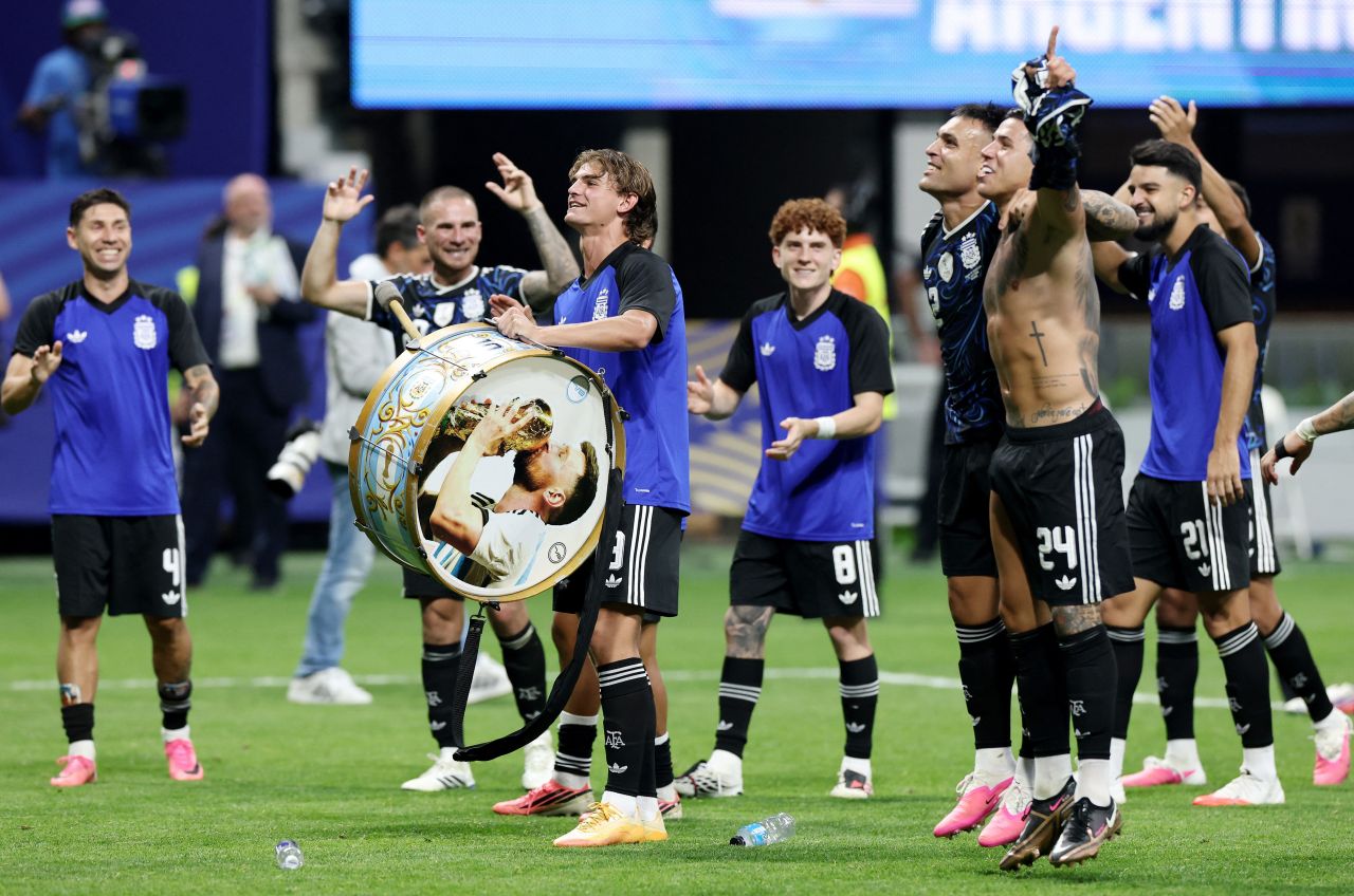 Comemoração da seleção argentina após virada sobre Inglaterra