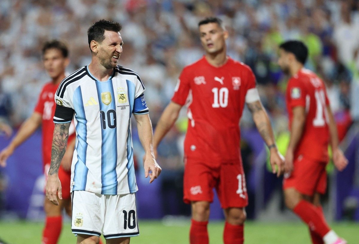 Messi visivelmente cansado durante partida
