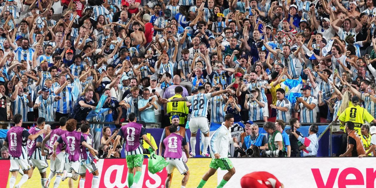 Jogadores da Argentina comemoram um gol durante partida em Miami