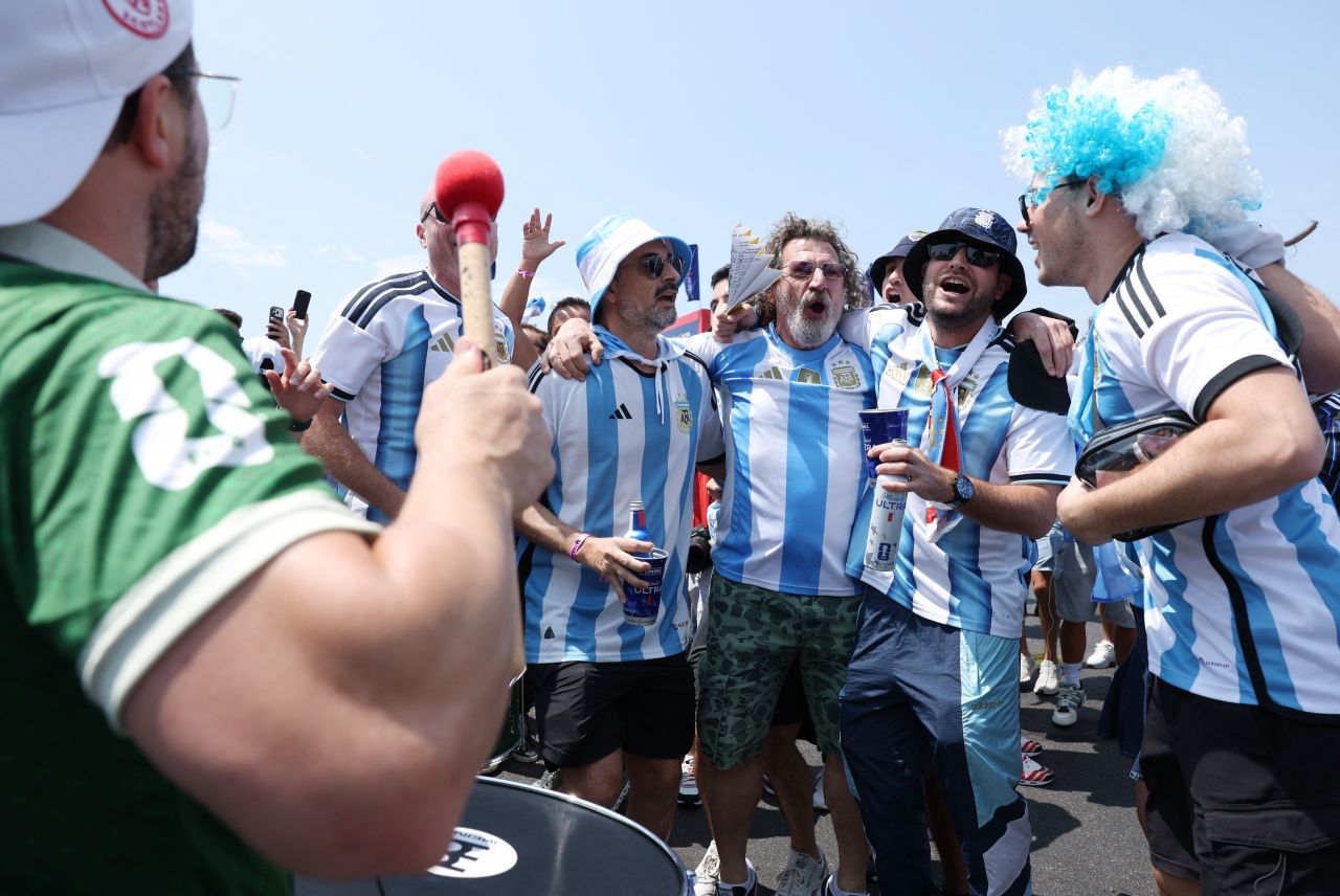 Lionel Messi e companheiros em treino da seleção argentina