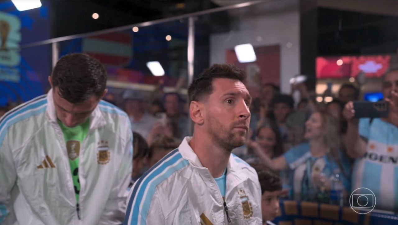 Messi esperando no túnel antes de jogo