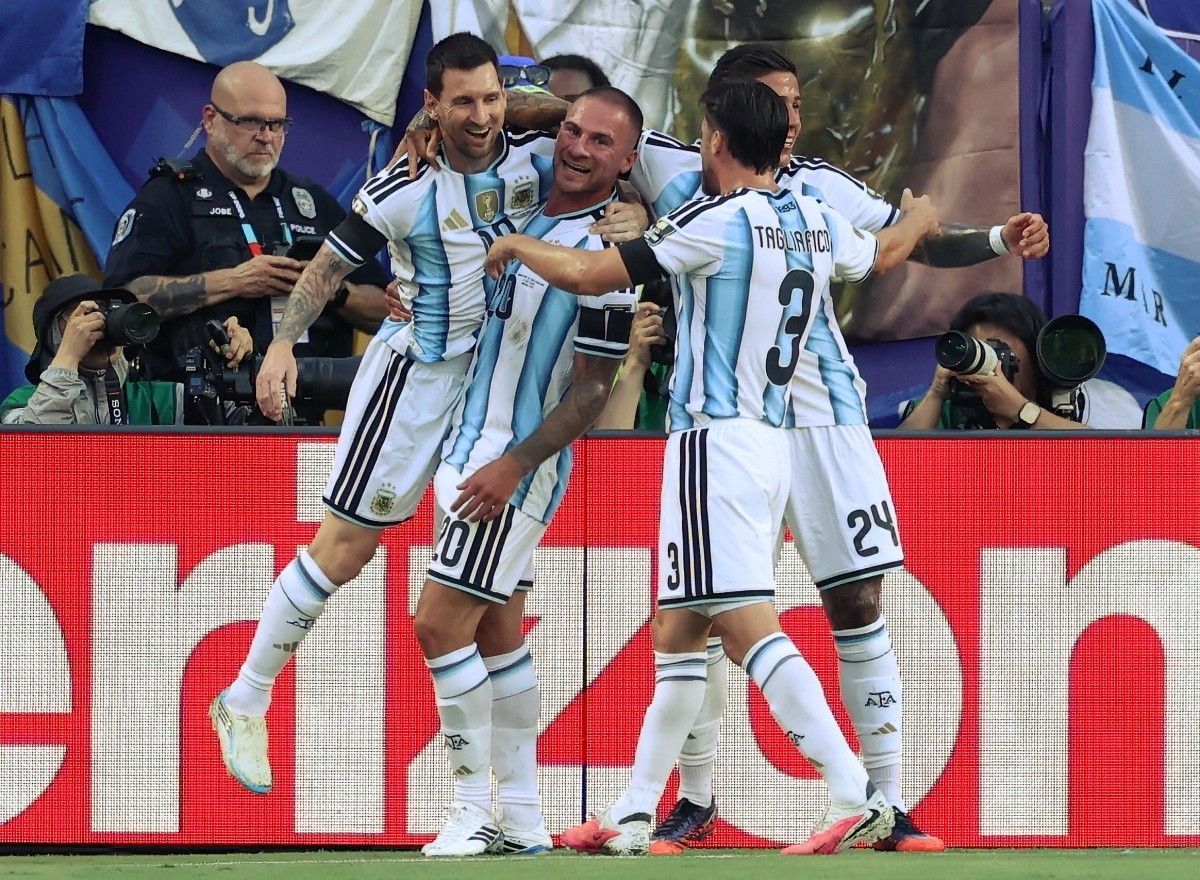 Jogador argentino com faixa de luto no braço