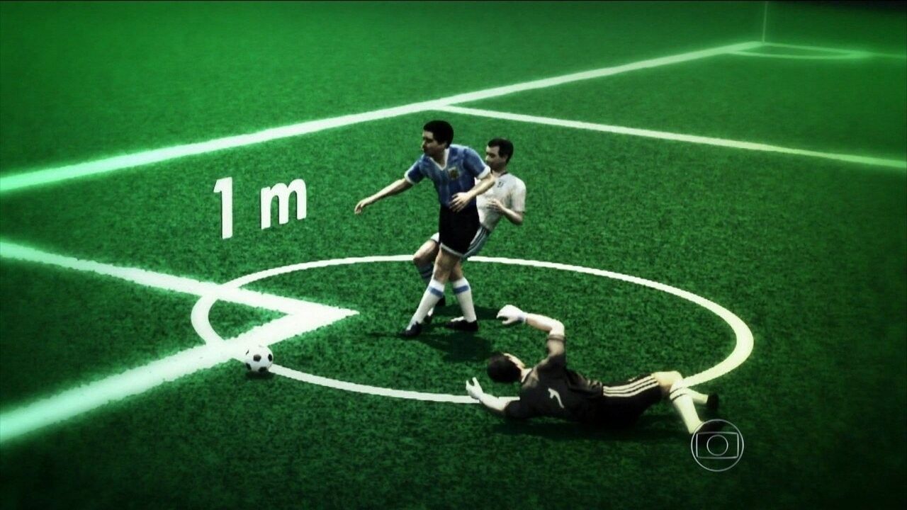 Maradona driblando adversários rumo ao gol contra a Inglaterra no Estádio Azteca em 1986