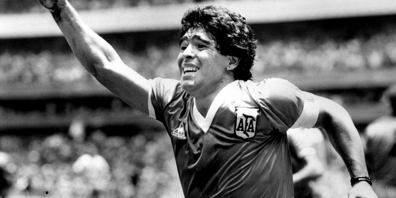 Diego Maradona comemorando gol