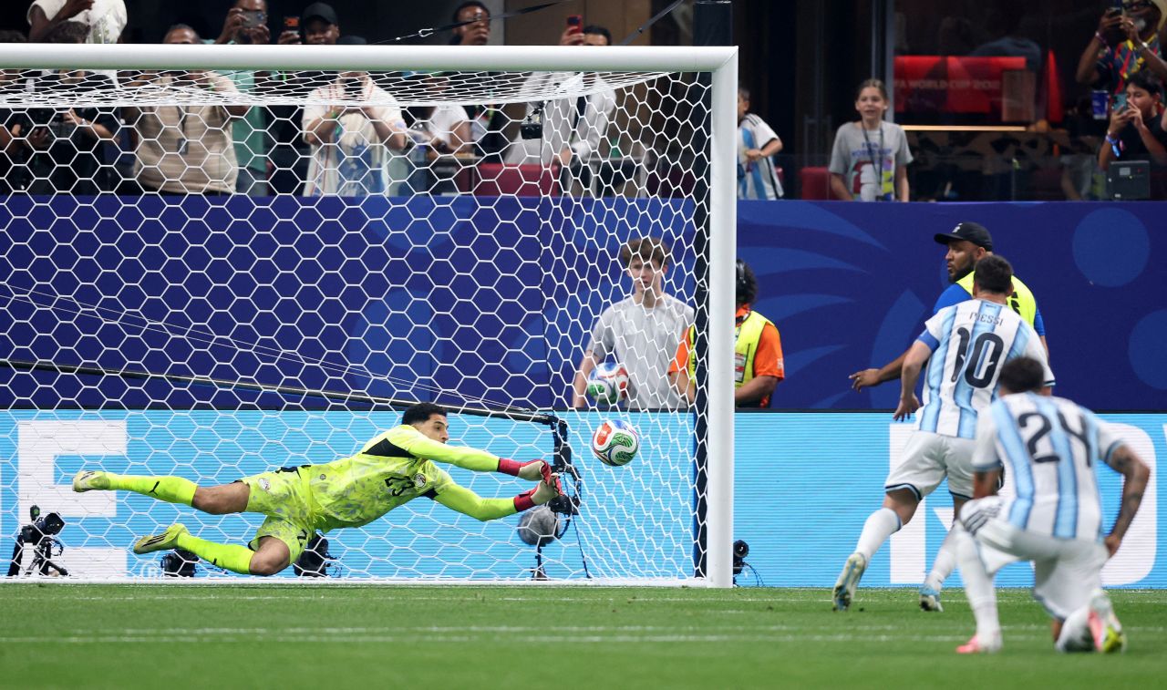 Messi cobrando pênalti defendido pelo goleiro do Egito