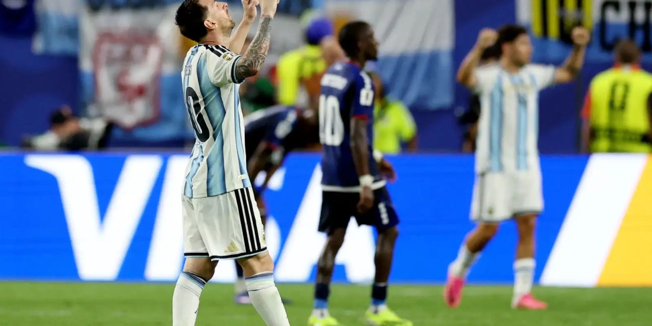 Lionel Messi comemorando gol contra Cabo Verde