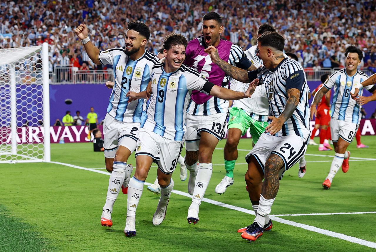 Mac Allister comemora gol após passe de Messi