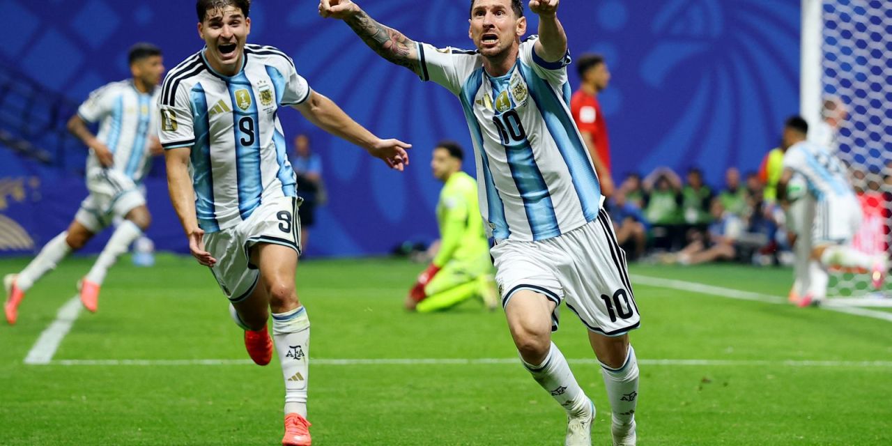Messi celebra com companheiros após virada contra o Egito