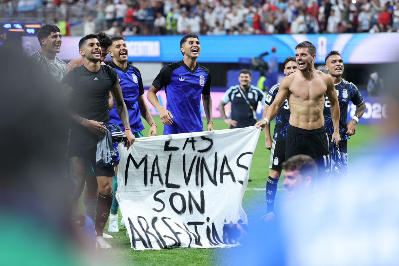 Jogadores argentinos exibem faixa após jogo contra Inglaterra