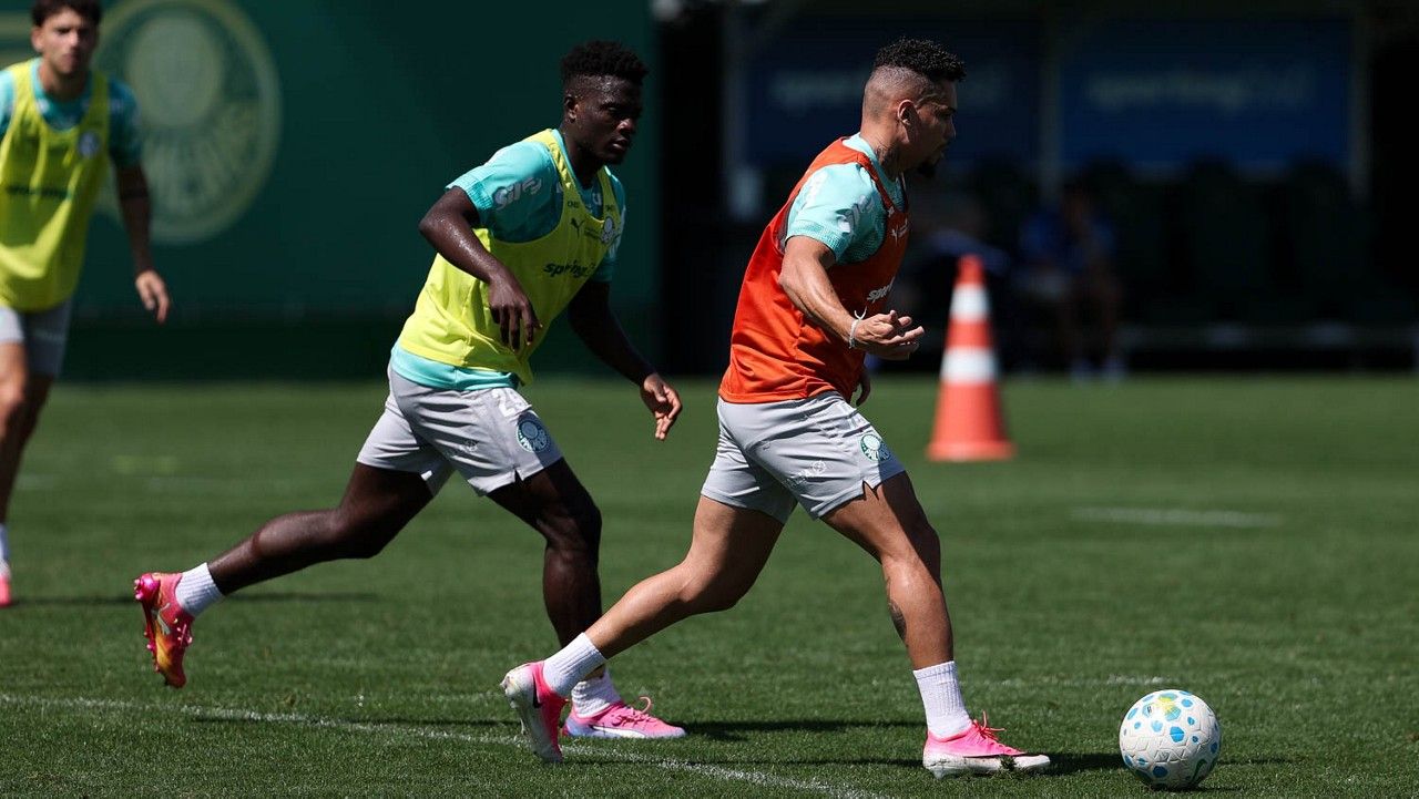 Jhon Arias com a camisa do Palmeiras