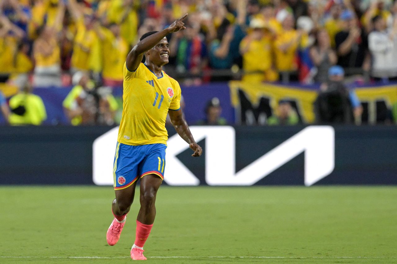 Jhon Arias comemora gol pela Colômbia