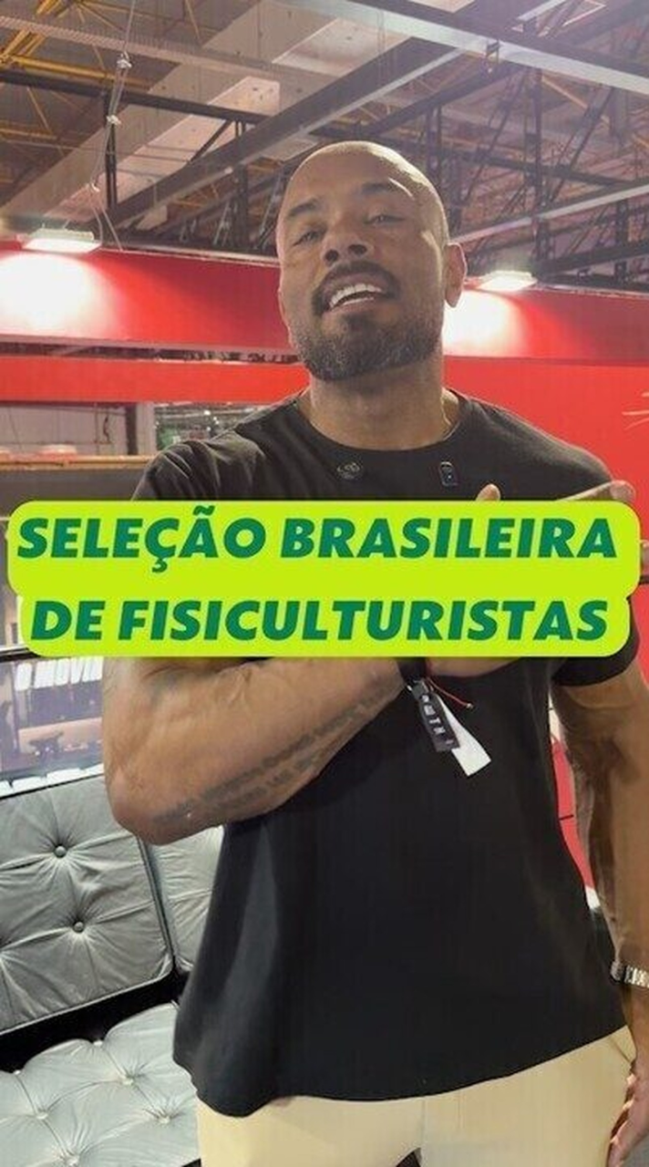 Emilly Vieira com troféu no palco do Arnold Classic Brasil