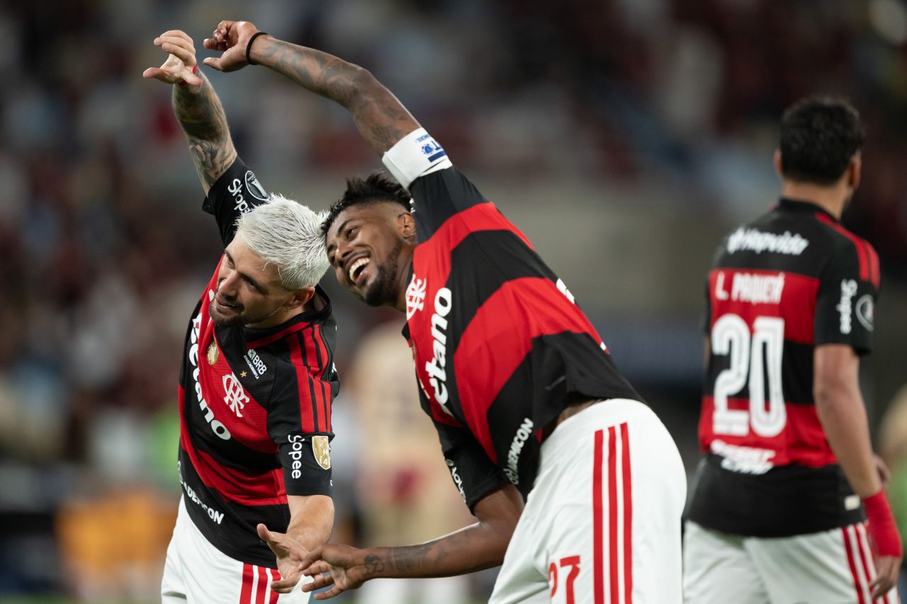 Arrascaeta e Bruno Henrique comemorando golaço pelo Flamengo