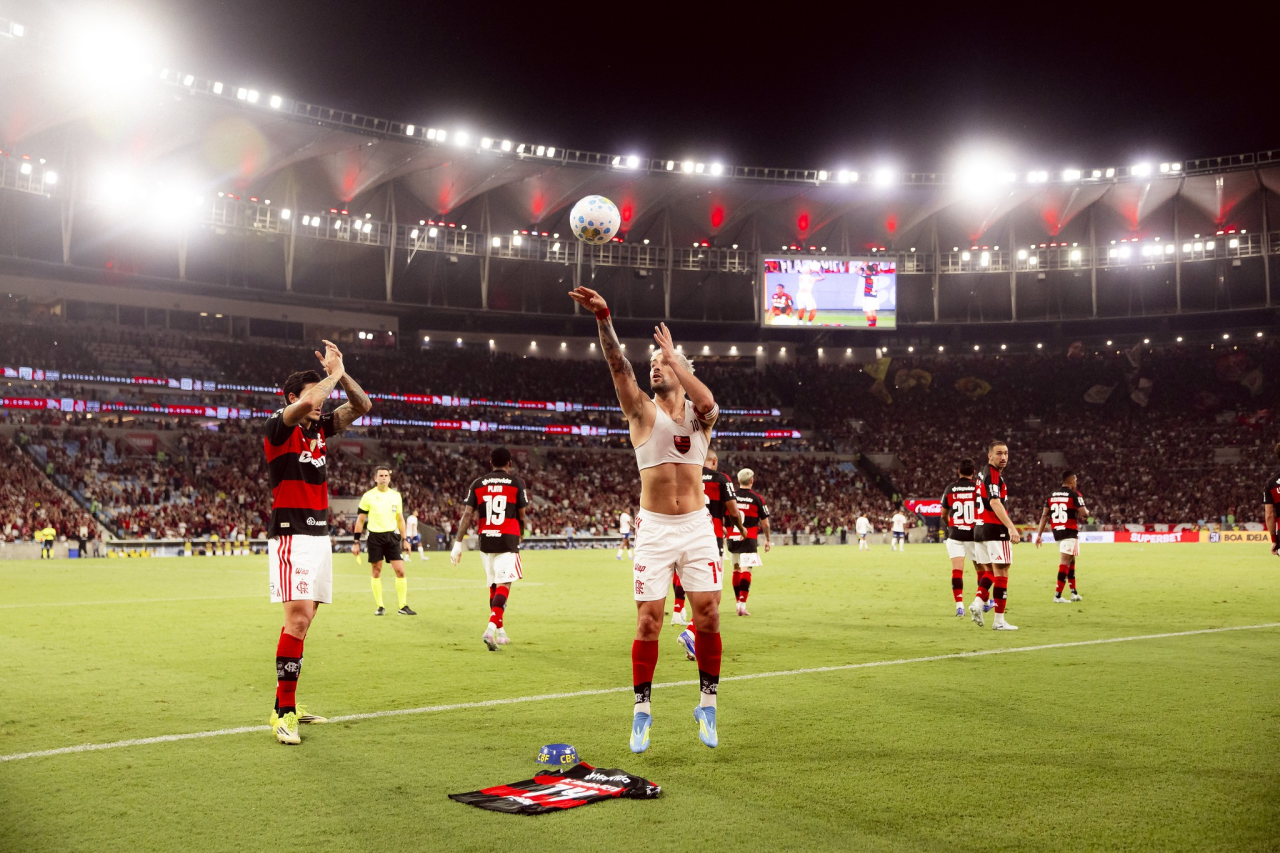Arrascaeta celebra mostrando a camisa 14 no gramado do Maracanã