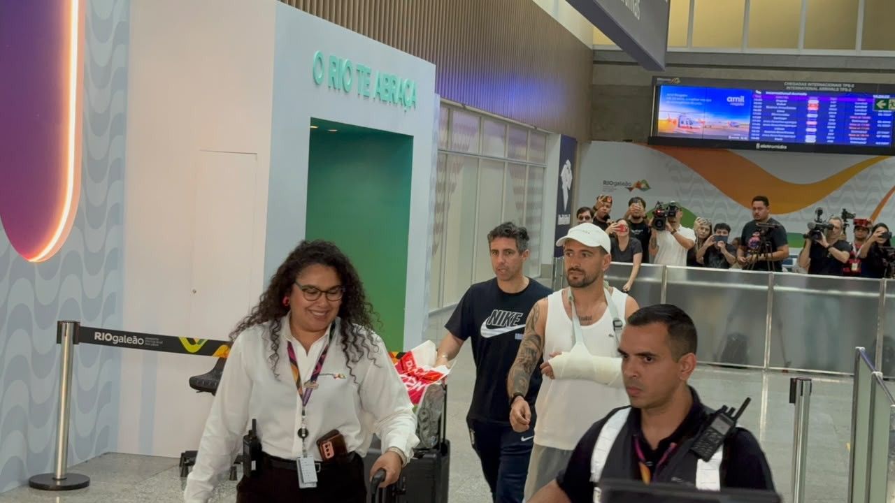 Arrascaeta com o braço imobilizado ao desembarcar no Aeroporto do Galeão