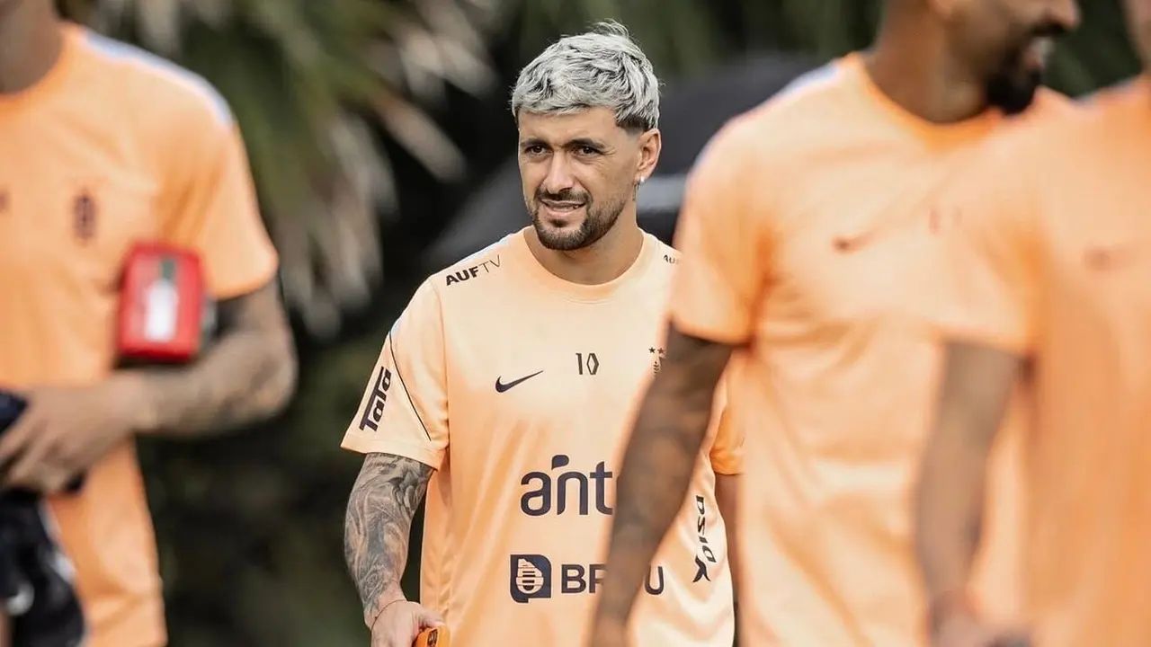 Arrascaeta no banco durante Uruguai x Cabo Verde