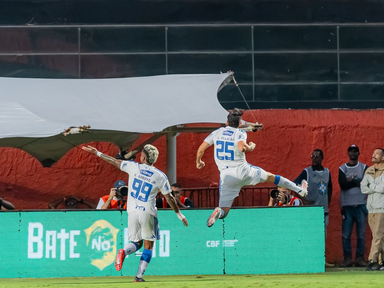 Jogadores do Cruzeiro comemorando gol em campo