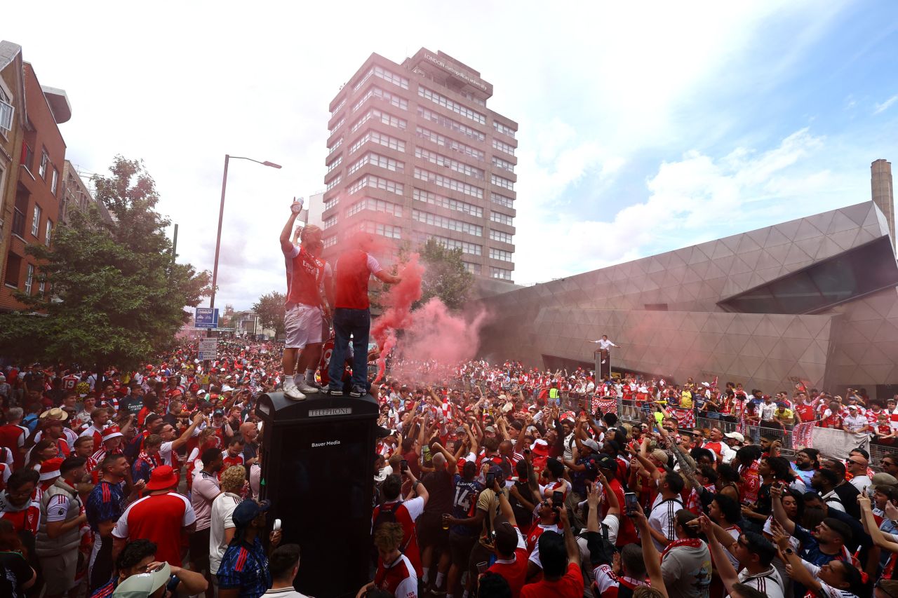 Jogadores do Arsenal celebram título da Premier League nas ruas de Londres