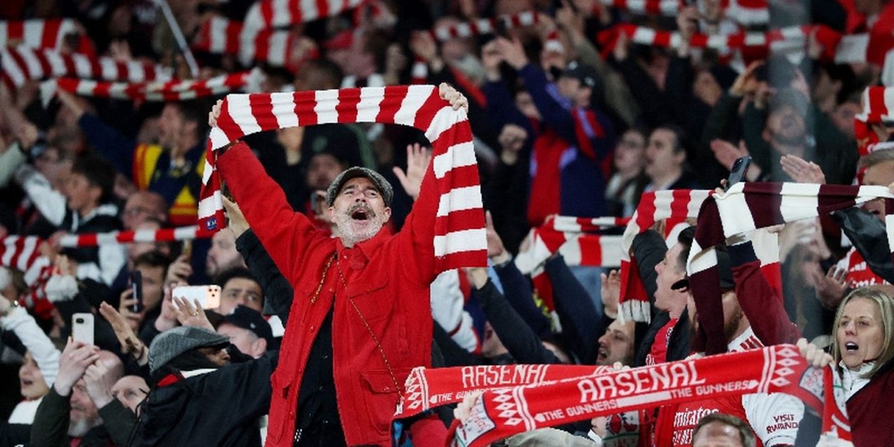 Torcida do Arsenal comemorando o título da Premier League