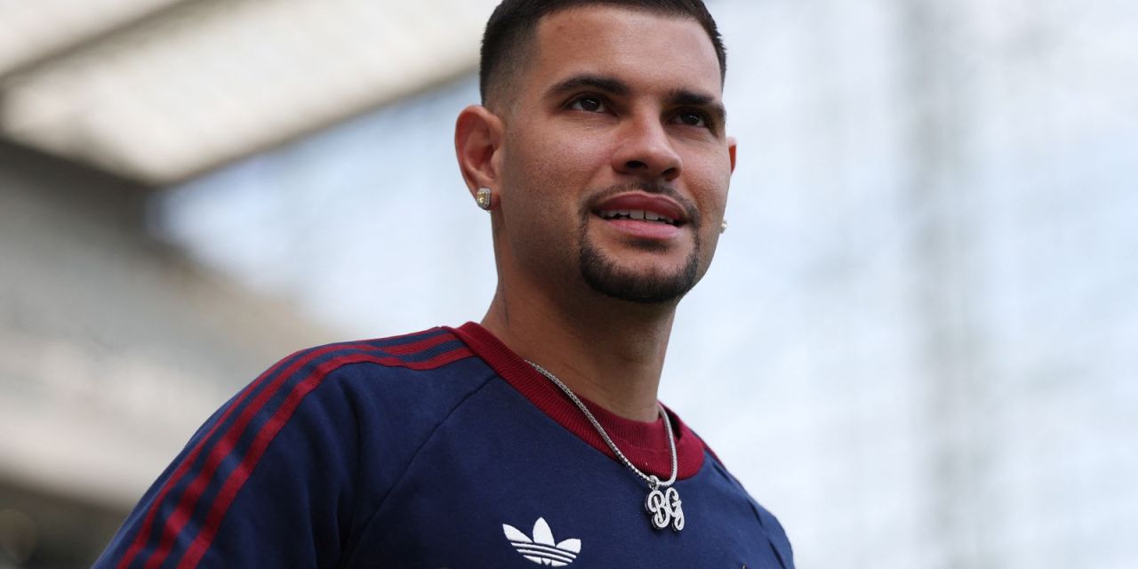 Bruno Guimarães em ação com a camisa do Newcastle