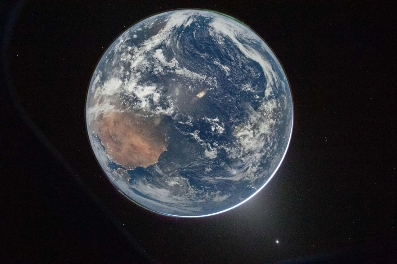 Imagem da Terra e da Lua capturada pela missão Artemis 2
