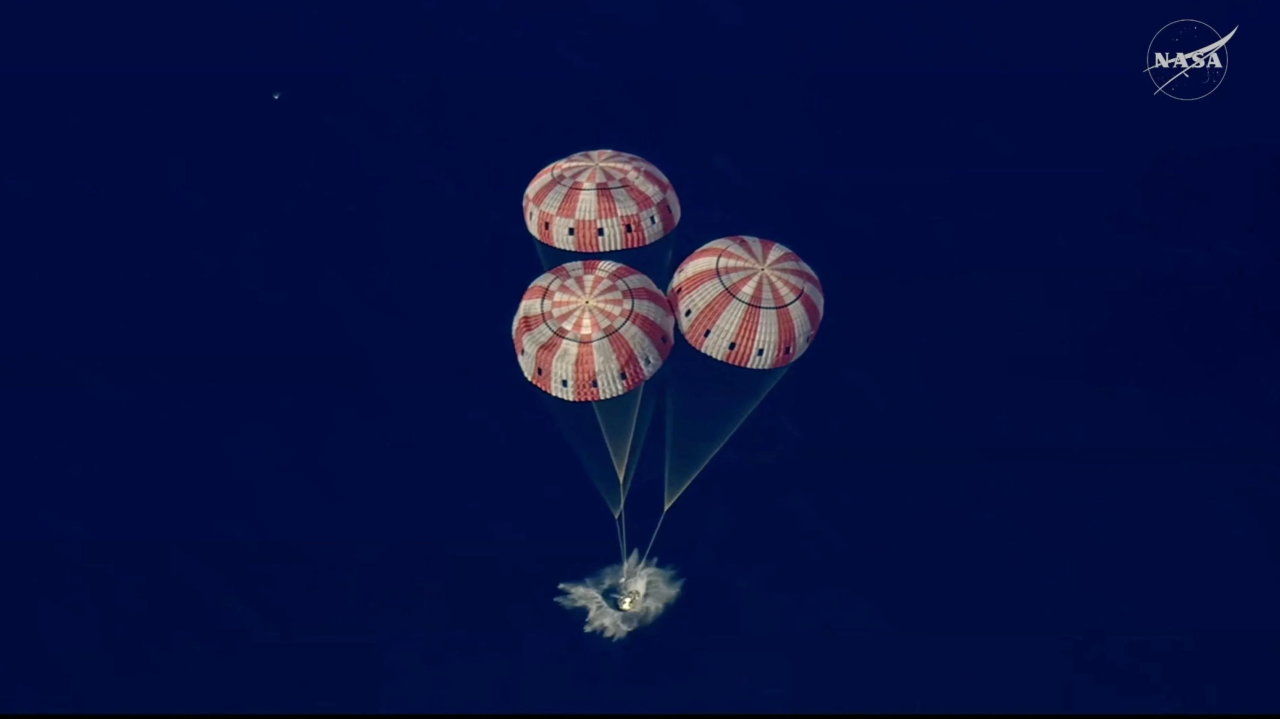 Cápsula Orion flutuando no Pacífico após amerissagem