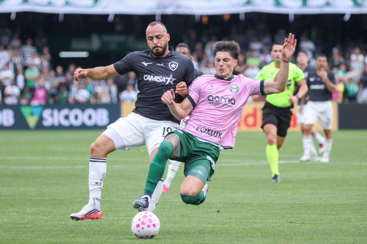Arthur Cabral disputa lance no Couto Pereira pelo Brasileirão