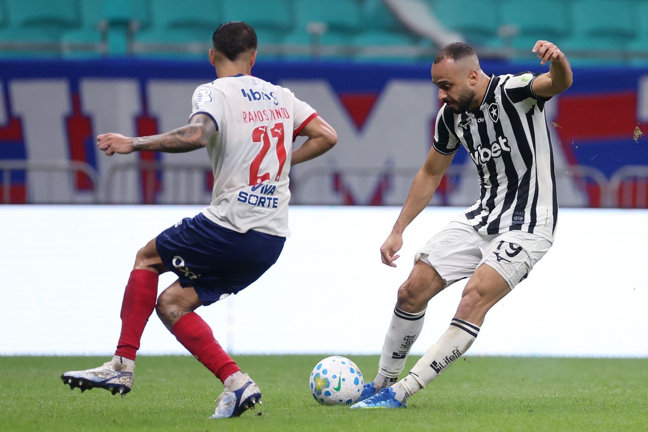 Arthur Cabral reclamando na saída de campo no estádio Fonte Nova