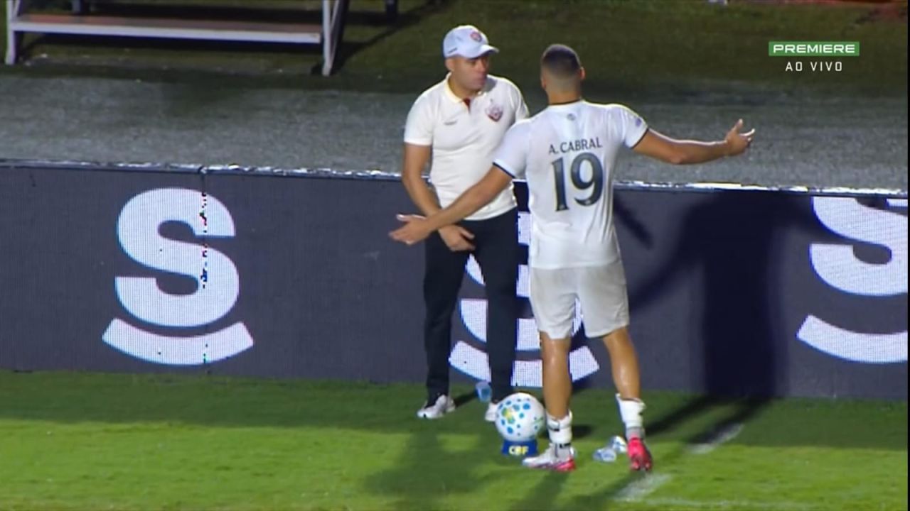 Arthur Cabral discutindo com membro da comissão técnica do Vitória