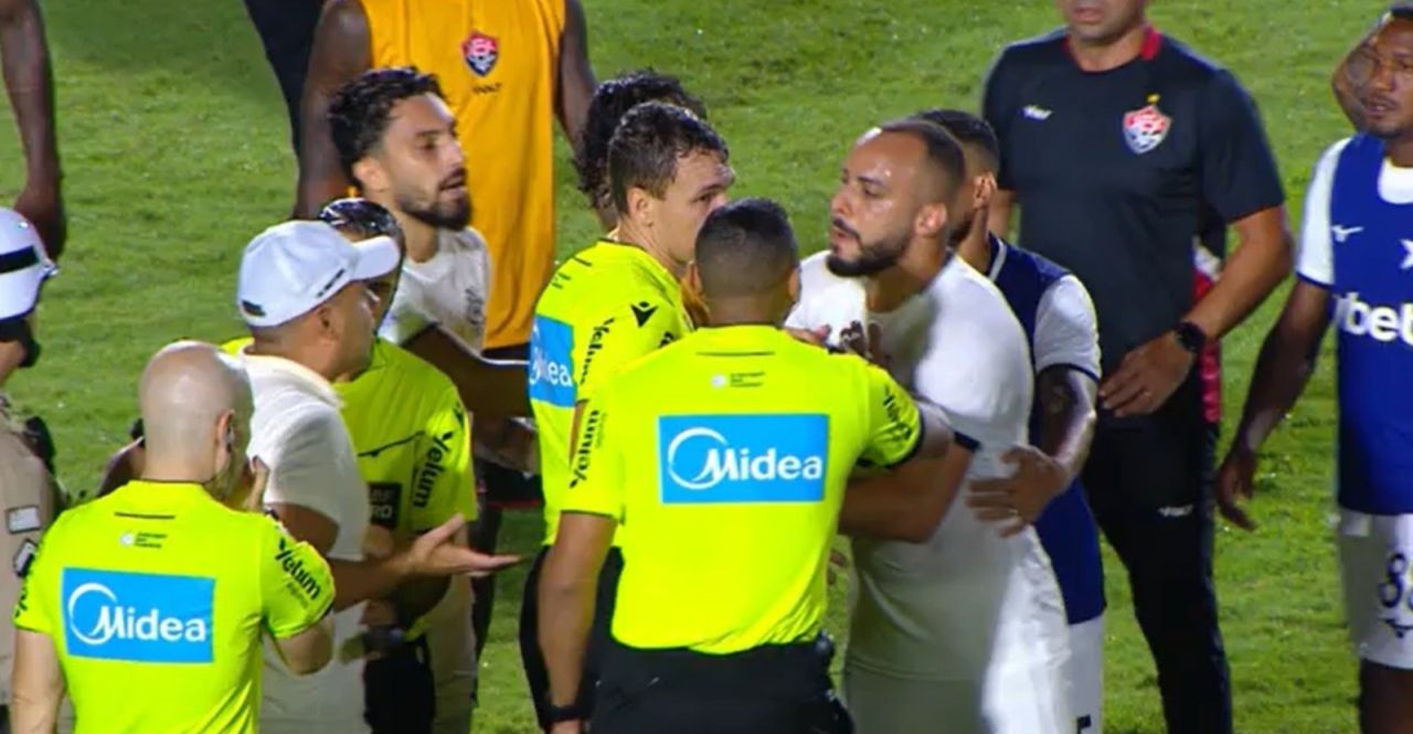 Arthur Cabral discutindo com Jair Ventura no fim da partida